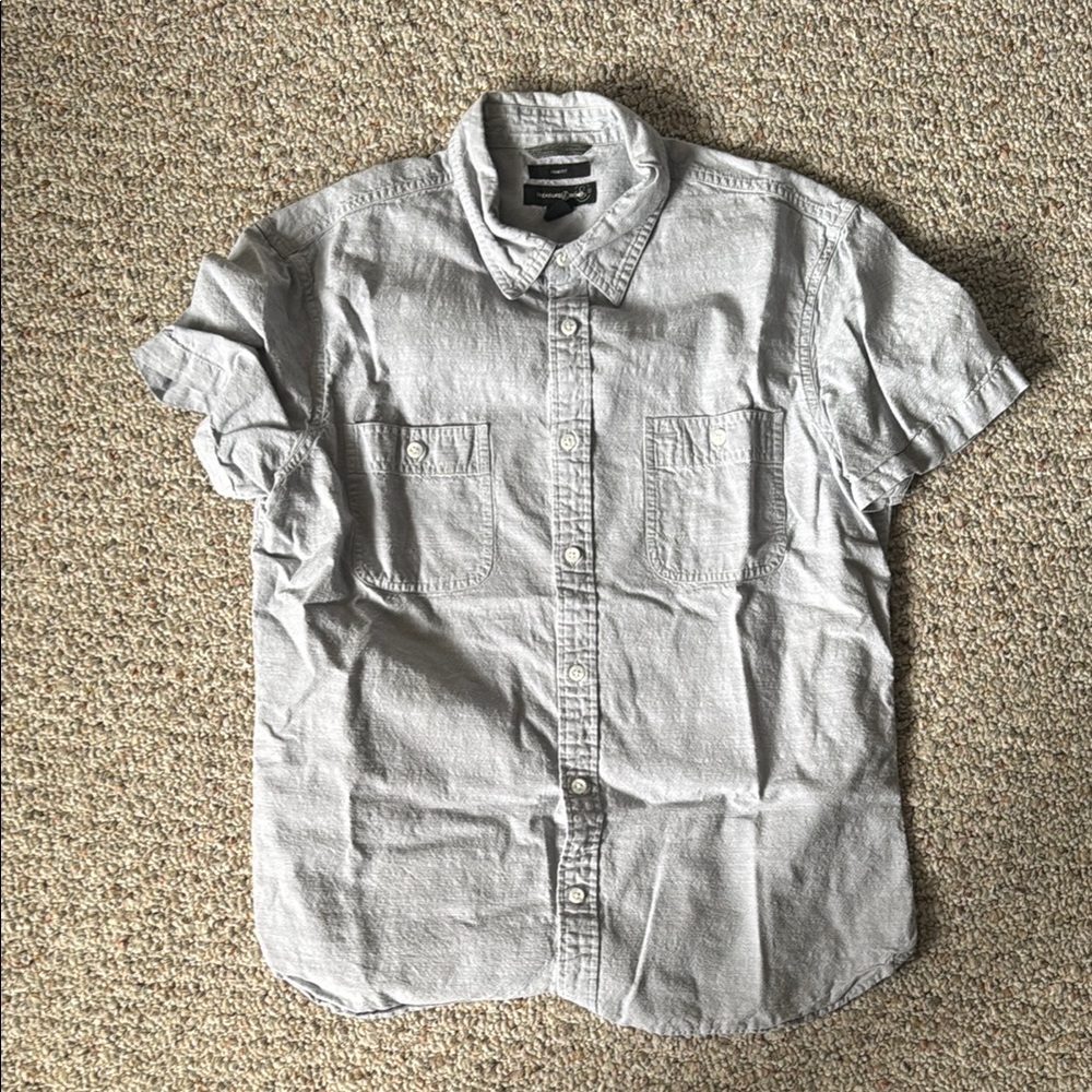 Men's Gray Button-Up Shirt